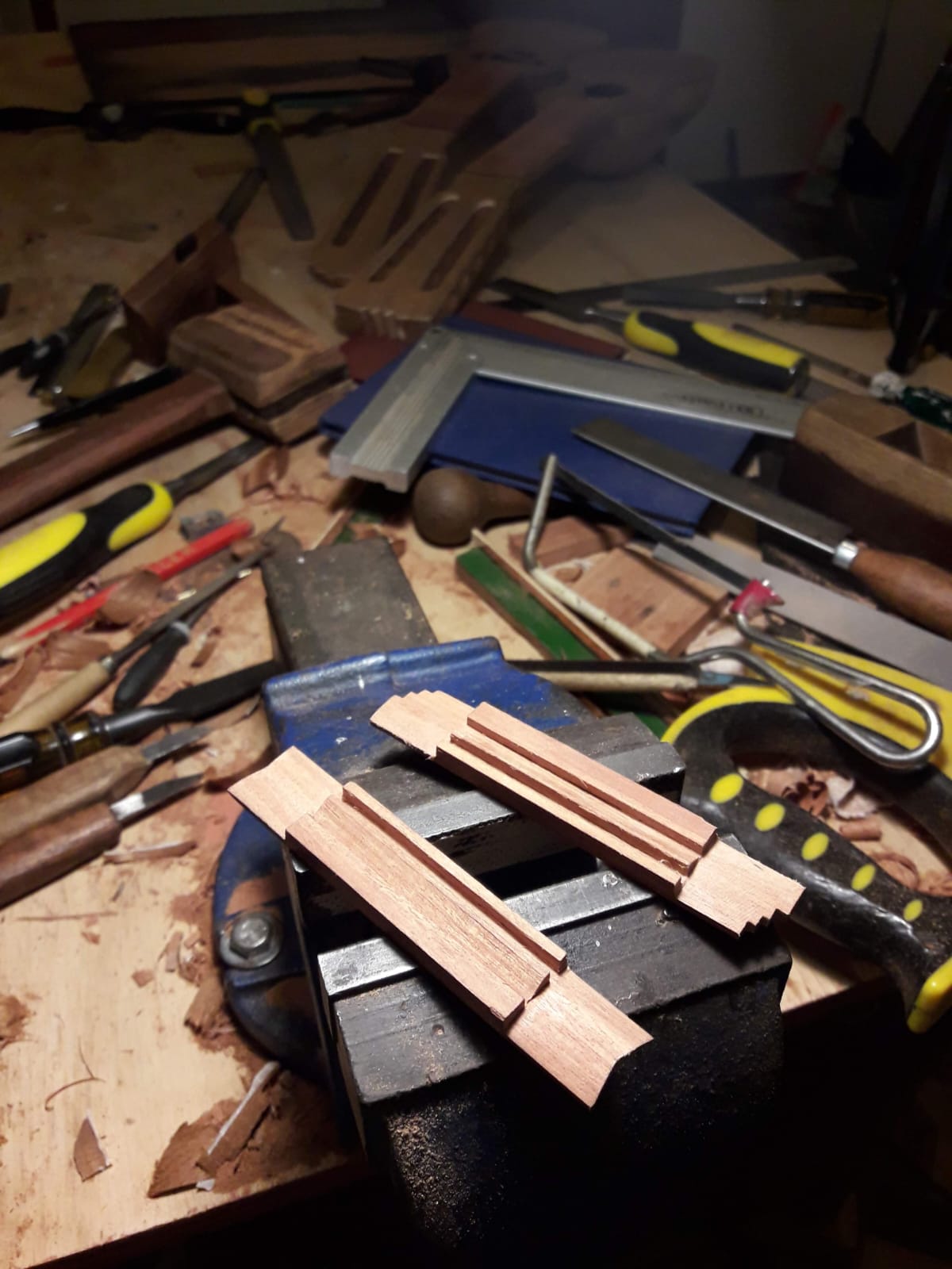 Luthier trabajando artesanalmente en charangos argentinos